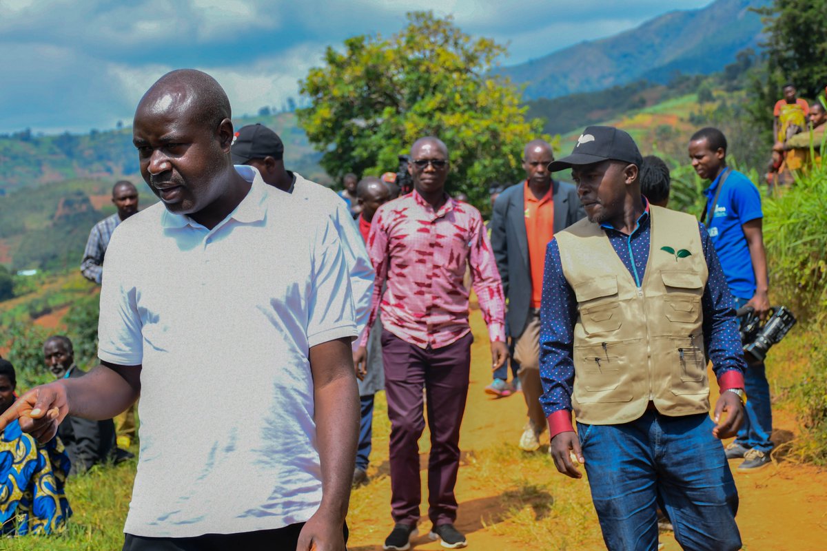 oneacrefundbu's tweet photo. En collaboration avec le Gouvernement du #Burundi, Tubura forme les agriculteurs aux Bonnes Pratiques Agricoles, à la gestion durable des sols et à l'adaptation climatique.
Ensemble, pour une agriculture plus productive et résiliente. 🇧🇮🌱 https://t.co/dQEW9tlsQw
