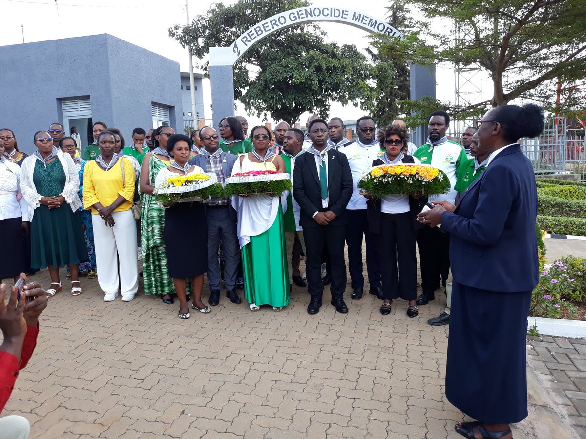 MugishaHV's tweet photo. Abayobozi bahagarariye abandi mu ishyaka rya @DemGreenPartyRw bayobowe na @Drfrankhabineza bageze k'urwibutso rwa Jenoside I #Rebero aho bagiye kwibuka abanyepolitike bazize jenoside yakorewe abatutsi. @NFPO_Rwanda ,@YvesMukundente https://t.co/wbCtLtvsZ8