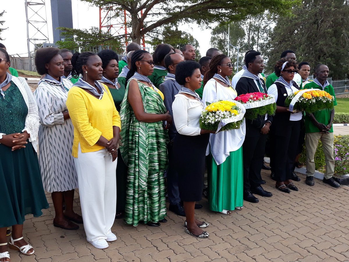 MugishaHV's tweet photo. Abayobozi bahagarariye abandi mu ishyaka rya @DemGreenPartyRw bayobowe na @Drfrankhabineza bageze k'urwibutso rwa Jenoside I #Rebero aho bagiye kwibuka abanyepolitike bazize jenoside yakorewe abatutsi. @NFPO_Rwanda ,@YvesMukundente https://t.co/wbCtLtvsZ8