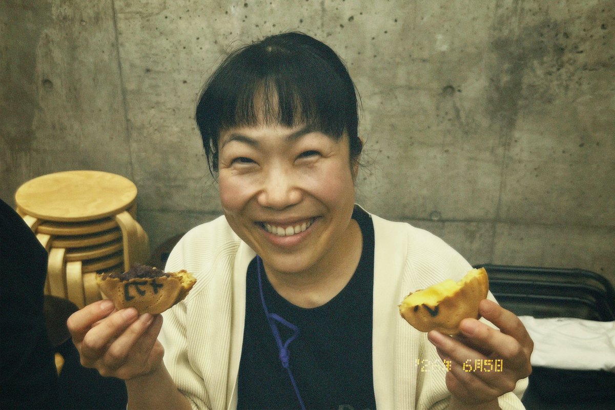 3297jp's tweet photo. 続けて土井ちゃんです！
ここで小屋入り中の劇団員ショット📸

・差し入れのおやきのあんこカスタードをハーフハーフなるちゃん
・土井はカスタード、あんこはソウゴさん合わせて【花月】
・親知らずを抜きたての新人たくみん。
・「暇つぶし」に音照卓を覗きに行く洋子さん

でした！笑
#しめんげき https://t.co/x2GXrg17hr