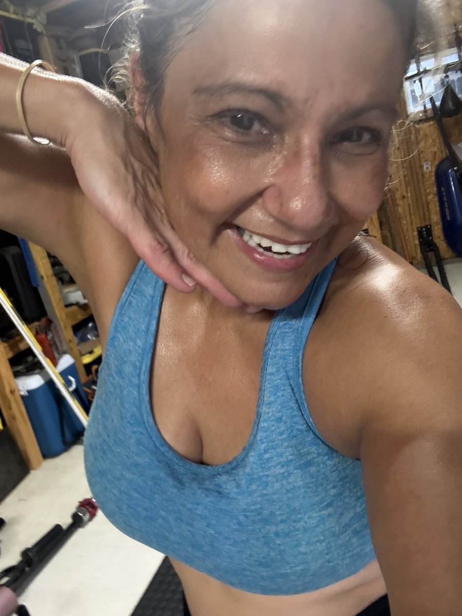 la_sdeebocane's tweet photo. Haaaapppyyy TGIF 🥳🥳🥳🥳🥳
When you have to wear your rain boots to your home gym 😠😂😆 https://t.co/16izqSlxQg