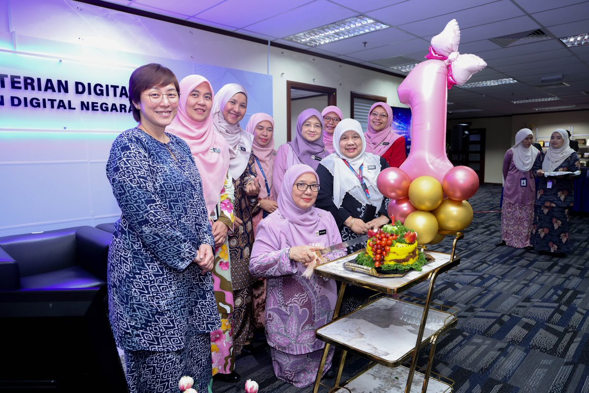 JDigitalNegara's tweet photo. 📸 𝐏𝐄𝐑𝐇𝐈𝐌𝐏𝐔𝐍𝐀𝐍 𝐁𝐔𝐋𝐀𝐍𝐀𝐍 𝐉𝐀𝐁𝐀𝐓𝐀𝐍 𝐃𝐈𝐆𝐈𝐓𝐀𝐋 𝐍𝐄𝐆𝐀𝐑𝐀 𝐁𝐀𝐆𝐈 𝐉𝐔𝐍 𝟐𝟎𝟐𝟔

Perhimpunan Bulanan Jabatan Digital Negara bagi bulan Jun 2026 telah berlangsung dengan jayanya pada 4 Jun 2026 di Ruang Legar Utara, Aras 6, Jabatan Digital Negara. Program anjuran bersama Bahagian Perancangan dan Komunikasi Korporat (BPKK) dan Bahagian Pembangunan Perkhidmatan Gunasama Infrastruktur dan Keselamatan Digital (BPG) ini membawa tema “Harmoni Sejiwa, Pekerja Berwibawa”.

Perhimpunan ini menjadi wadah untuk memperkukuh semangat kebersamaan, mempererat hubungan silaturahim serta menyemarakkan budaya kerja cemerlang dalam kalangan warga JDN. Pelbagai pengisian turut diadakan bagi menghargai sumbangan dan komitmen warga jabatan dalam menjayakan agenda pendigitalan sektor awam.

Program turut diserikan dengan sambutan genap setahun kepimpinan YBrs. Ts. Nik Zalbiha binti Nik Mat sebagai Ketua Pengarah Jabatan Digital Negara bertemakan “Setahun Menerajui, Selamanya Menginspirasi”. Sambutan ini mencerminkan penghargaan warga JDN terhadap kepimpinan, dedikasi dan komitmen beliau dalam menerajui jabatan ke arah kecemerlangan digital.

#JabatanDigitalNegara
#JDN
#MalaysiaMADANI
#PerkhidmatanAwam
#DigitalisasiNegara