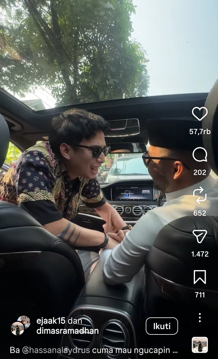 kamarlintang's tweet photo. Buna Rachel Vennya ngasih tanggapan soal Okin yg datang ke nikahan sahabat, tapi gak muncul di acara wisuda putrinya, Chava

Buna bilang, "Oh dateng dia, yah mungkin itu lebih penting guys, ya kan, foto wisuda itu emang susah."

Buna lantas nyindir, "Soalnya kalau foto wisuda itu kan kita harus sekolah dulu yang pinter ya kan, baru deh kita bisa foto wisuda."

Sebelumnya, Buna bilang kalau dia udah ngasih info Okin soal wisuda Chava. Tapi, Okin gak datang.
