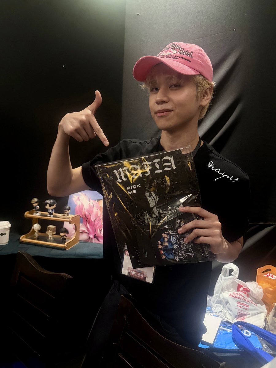 invincifam's tweet photo. Vinci’s artworks on display and for sale at Sari Sari Space. 

Visit them this weekend at Sitio Kahel 🧡 Preloved clothes and items from Vinci, Kyler and Winston.

#HORI7ON #호라이즌 
#VINCI #빈치
@HORI7ONofficial @HORI7ON_twt https://t.co/bp62hmvfG1
