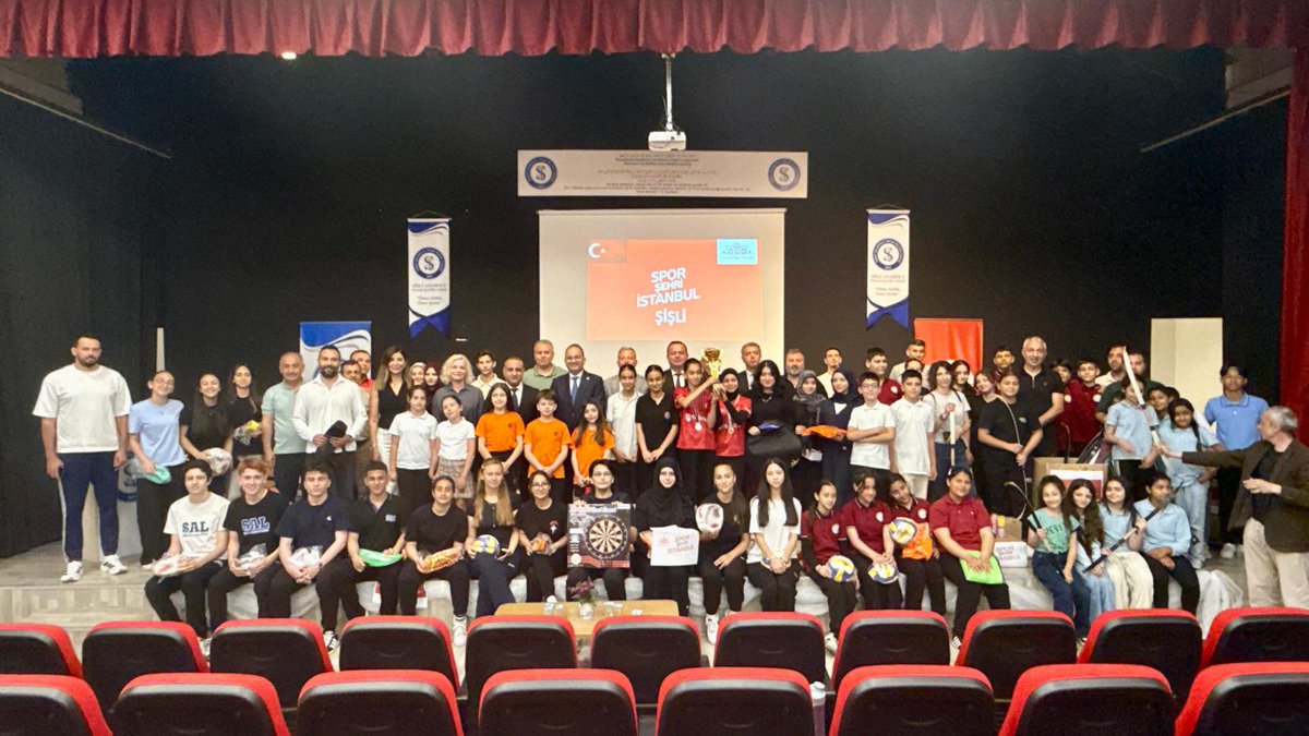 sislimem's tweet photo. İstanbul Valiliği himayelerinde yürütülen Spor Şehri İstanbul Projesi kapsamında gerçekleştirilen 3. Malzeme Dağıtım Programı, Kaymakamımız Sayın Cevdet Ertürkmen'in katılımlarıyla gerçekleştirildi. https://t.co/83qpUwDHN8