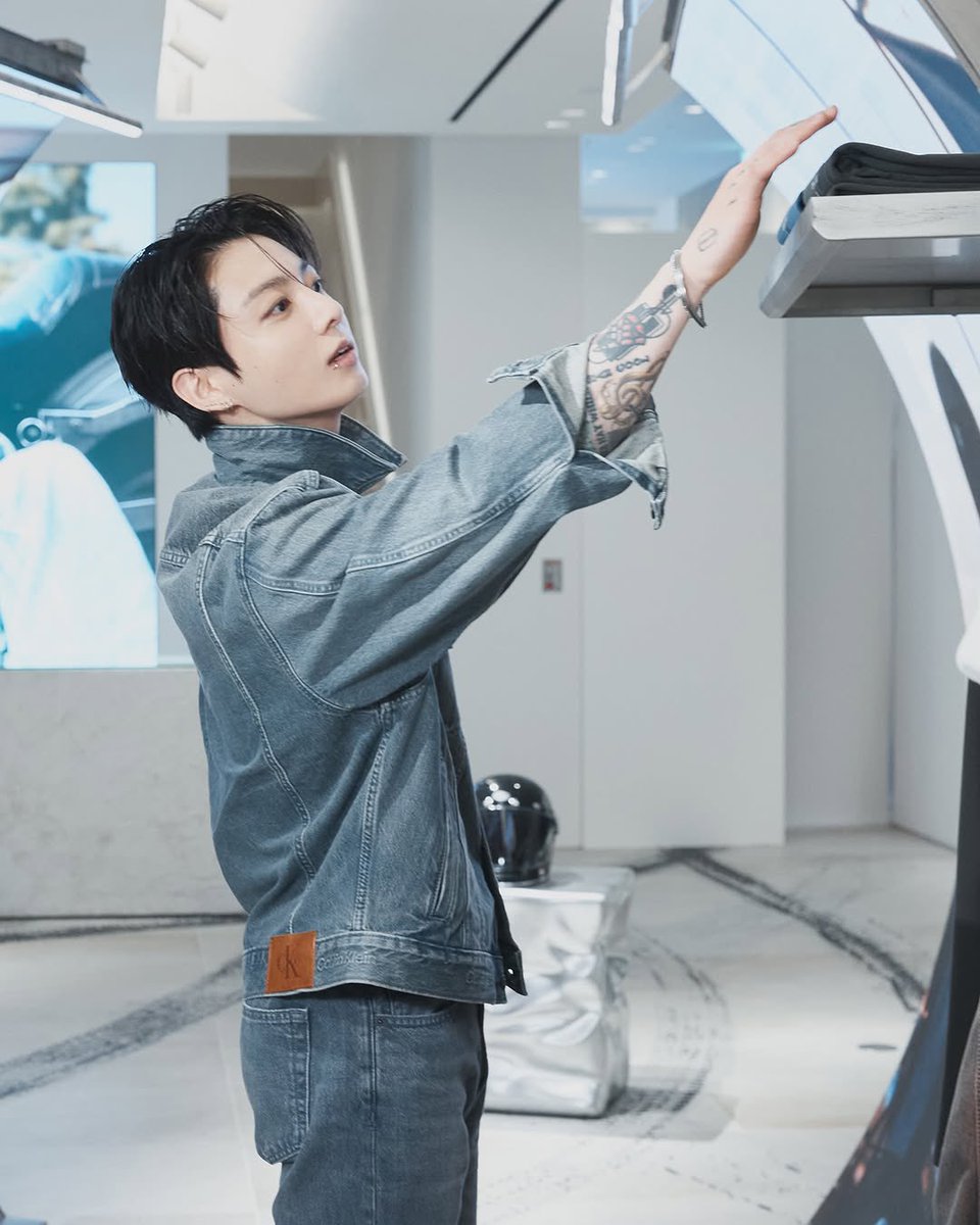 _BTSMoments's tweet photo. New photos #Jungkook for #CKJK x Calvin Klein 

(https://t.co/JtSUFRyzWE)
#JungkookxCalvinKlein https://t.co/kpSaC7hu8K