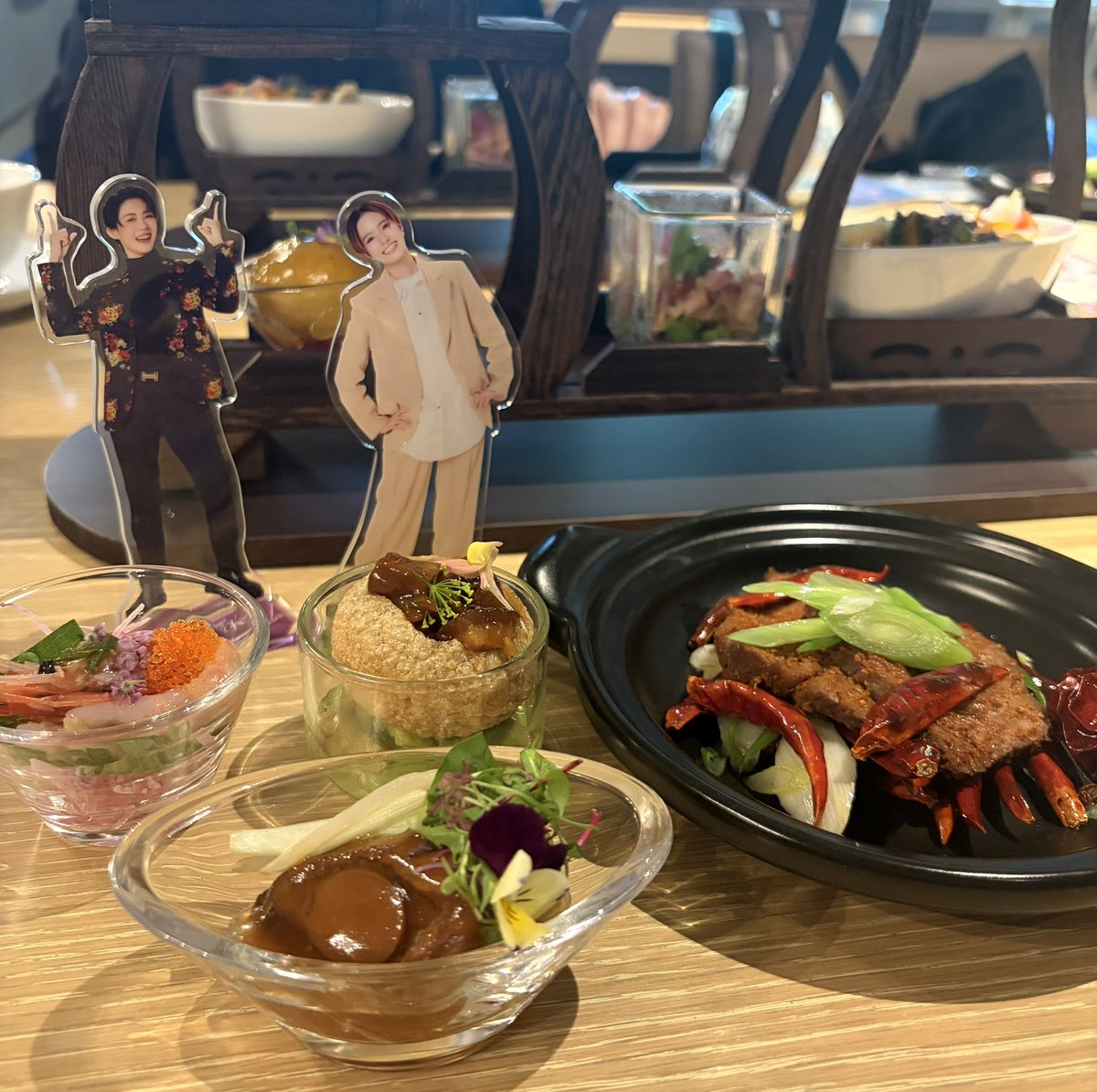 mioling's tweet photo. 天下三分と言いながら具が5種入ってる！
草船借箭の矢が黄ニラなのは弱すぎない！？
赤壁めっちゃ辛い！！
孫夫人がごま団子なの酷くない！？
…などと突っ込める同志とヌンしてきました https://t.co/Qs7Qz1TpbB