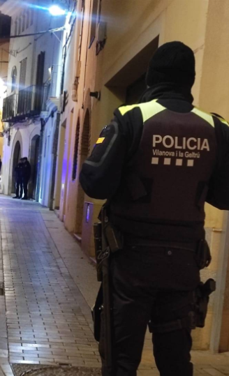 PLVNG's tweet photo. 🚔🌙 Campanya de civisme en entorns d'oci nocturn
Durant el mes de maig s'han tramitat 27 denúncies administratives:
🚻 19 per orinar a la via pública
🔊 5 per molèsties al veïnat
🎨 3 per actes vandàlics
🤝 Oci sí, però amb respecte pel descans veïnal i l'espai públic.
#VNG https://t.co/jWtvBGviVc