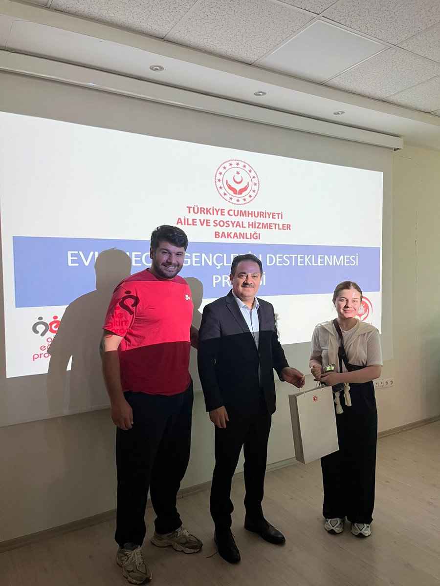 tcbasiskele's tweet photo. Başiskele Sosyal Hizmet Merkezi Müdürlüğü tarafından “Evlenecek Gençlerin Desteklenmesi Projesi” kapsamında düzenlenen “Evlilik Öncesi Eğitim Programı”nda Kaymakamımız Dr. Soner ŞENEL, aile kurumunun önemine vurgu yaparak katılımcılara hediyelerini takdim etti. https://t.co/PcQ904JdrJ