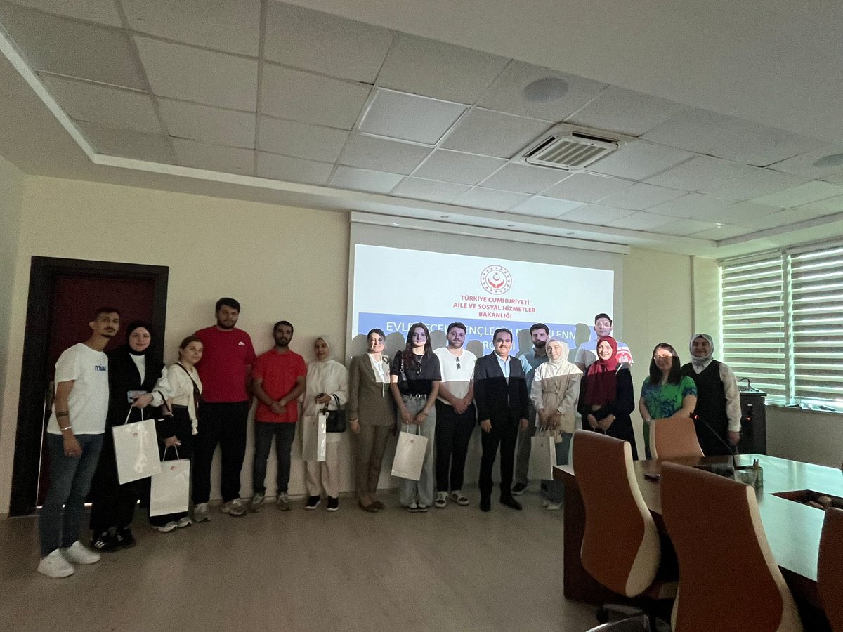 tcbasiskele's tweet photo. Başiskele Sosyal Hizmet Merkezi Müdürlüğü tarafından “Evlenecek Gençlerin Desteklenmesi Projesi” kapsamında düzenlenen “Evlilik Öncesi Eğitim Programı”nda Kaymakamımız Dr. Soner ŞENEL, aile kurumunun önemine vurgu yaparak katılımcılara hediyelerini takdim etti. https://t.co/PcQ904JdrJ
