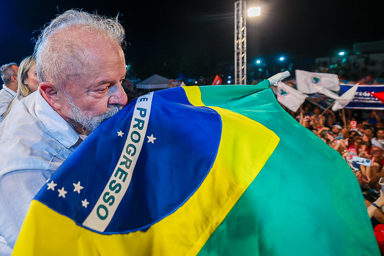 ptbrasil's tweet photo. AGORA: Nova pesquisa Vox divulgada nesta sexta-feira (5) confirma: Lula segue na liderança e Flávio Bolsonaro mantém queda livre. Segue o líder, rumo ao tetra! 🇧🇷 https://t.co/xzOfwIY05b