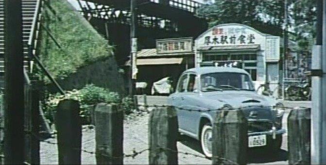 benchangk's tweet photo. 「鰯雲」成瀬巳喜男(1958年)

厚木近郊の元地主で農地解放により没落した農家を舞台に本家と分家、嫁と姑家業の農業を継ぐあるいは家を出て月給取りになる、イエと女性の自立など当時の農村部での多様な問題を群像劇として、わりと解りやすく描いていて、今から観るとすごく興味深い作品。
戦後東京郊外の農村がどんな風に解体していったのが良くわかる。
脚本が橋本忍で社会的なモチーフなんだけどここは男と女の情愛を描き続ける成瀬巳喜男らしく取って付けたように淡島千景と木村功の不倫を入れてはいるが、それほど物語の重心はや無く、中村鴈治郎の時代から取り残される寂しげな固陋な佇まいの方が印象に残る。

ただいかんせん、淡島千景が小林桂樹の叔母で中村鴈治郎の妹とか、小林桂樹に嫁いでくる司葉子がどこから見ても農家の嫁に見えないなどが難点かと。
それでもそうしたキャスティングの瑕疵を除けば良作であることは間違い無い。

あと昭和33年のまだ何にもない厚木駅前や郊外の農村部を疾走する小田急ロマンスカー、美しい丹沢の山並みと農村風景がカラーで見られるのは貴重。

#成瀬巳喜男
#鰯雲
#淡島千景
#中村鴈治郎