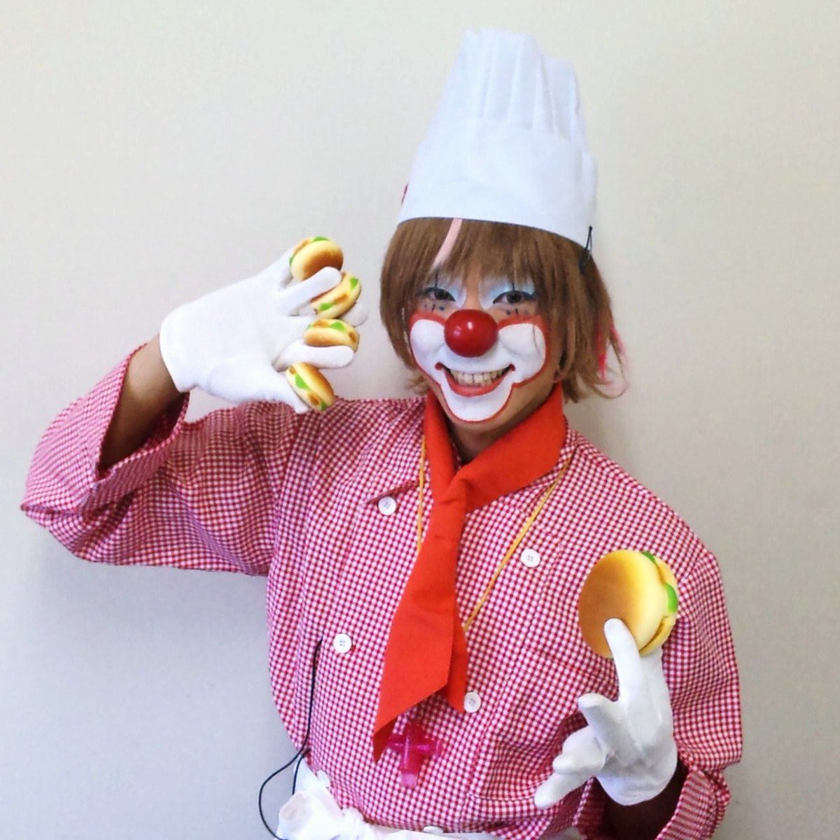 jicky_pocket's tweet photo. これが昨晩キャスで話した過去に3回しかやってないコックさんバージョンのオープニングアクトです！
15年以上前のガラケー映像なので画質荒くてみづらいけど💦
ハンバーガー増えたりするマジック🍔
こーいう感じのマジック(苦手)を構成に組み込んだのは後にも先にもコックさんスタイルだけ🧑‍🍳貴重な映像 https://t.co/BhJaNyyvYi