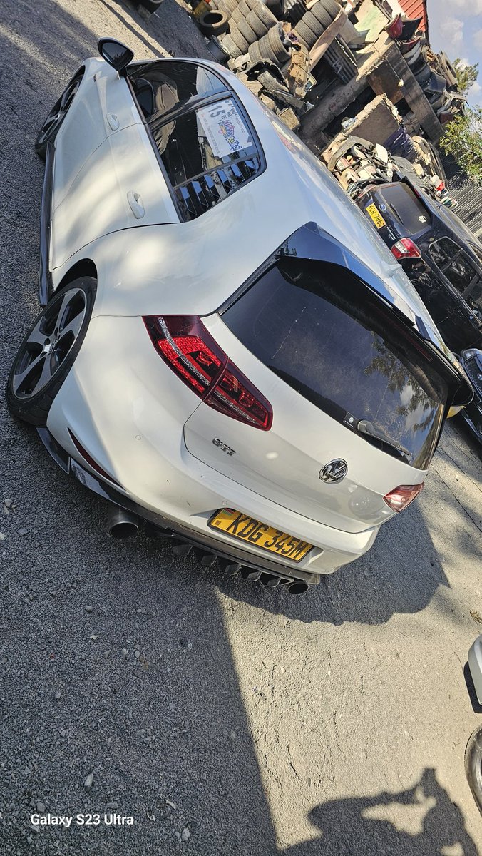 AmekaFrank22's tweet photo. Am bekk again with another beautiful Volkswezzy.
It's an Mk7.5 platform. Hii kama pesa ya R haitoshi, unaanza na hii.
With 167000kms (genuine)she's ready to menace around.
As for the price in 2 Million only (fair price).

Reposts is highly appreciated. 

Blessed Friday https://t.co/VzETpin9fZ