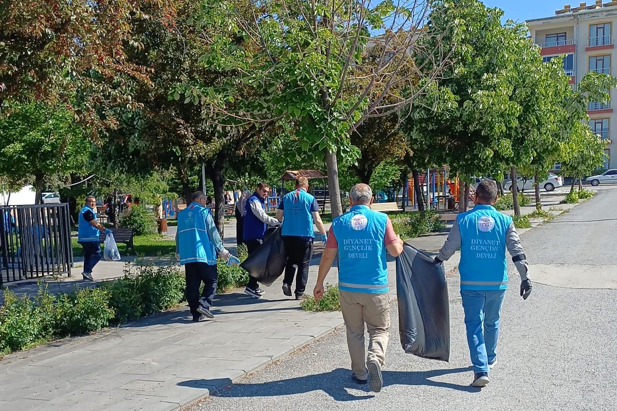 DiyanetVakfi's tweet photo. Doğayı korumak, geleceğimizi korumaktır🌱

5 Haziran Dünya Çevre Günü vesilesiyle, Kayseri Develi Müftülüğü görevlileri ve Vakfımız Şubesi gönüllülerimiz tarafından çevre temizliği etkinliği düzenlendi.

Çevre bilincini artırmak ve toplumsal farkındalık oluşturmak amacıyla gerçekleştirilen etkinlikte, belirlenen alanlarda temizlik çalışmaları yapan görevli ve gönüllülerimiz; daha temiz ve yaşanabilir bir çevre için sorumluluk bilinciyle hareket ederek örnek bir dayanışma sergiledi.

#DünyaÇevreGünü
#YolunİyilikOlsun