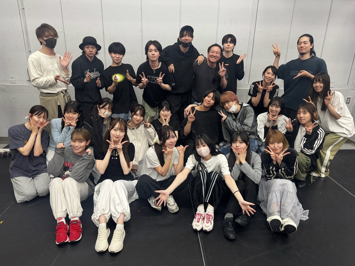 kamishibai_dtp's tweet photo. 💠稽古場の様子をお届け💠

舞台「#カミシバイ-閉-」
2026/6/10(水)-14(日)六行会ホール

先日全員が揃い、稽古も佳境に⛩
素敵なキャラクター達と華やかで壮大なカミシバイの世界観が広がっております！
お楽しみに！

▼特設HP
https://t.co/BSccEw4zbM

▼チケットフォーム
https://t.co/1GKWezH3nr https://t.co/He8ukJ0b35