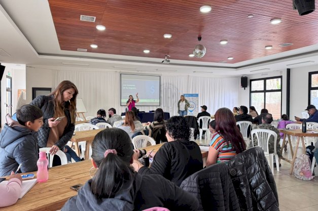 UNTDF's tweet photo. De la idea al negocio | La UNTDF acompaña la formación de emprendimientos locales en Ushuaia  
📉Una propuesta orientada a brindar herramientas de gestión para emprendedores y emprendedoras locales.
https://t.co/NXKLlBEitb https://t.co/ipGojTMube