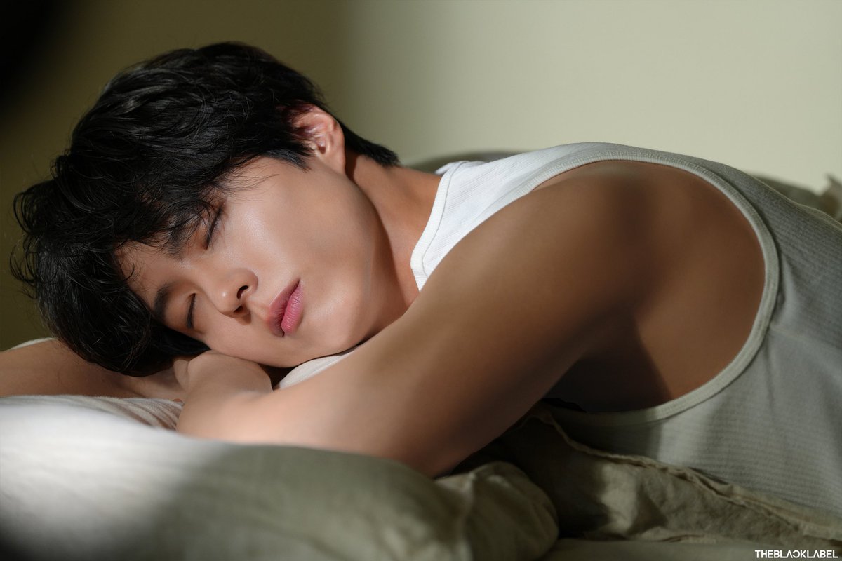 bogum_jjy's tweet photo. 박보검 얼굴은 아기인데 몸은 왜 오빠 .. https://t.co/JZhJV8A3A1