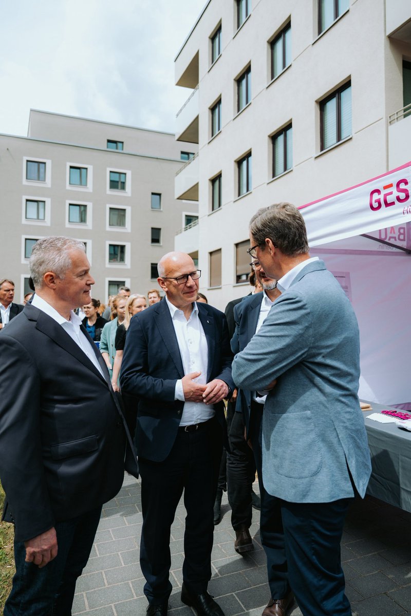 RegBerlin's tweet photo. Mehr bezahlbare Wohnungen für Berlin. Bei der diesjährigen Neubautour hat der Regierende Bürgermeister Kai Wegner gemeinsam mit den landeseigenen Wohnungsbaugesellschaften, Senator Christian Gaebler und Senatorin Ute Bonde drei Projekte in Spandau, Mitte und Hellersdorf besucht. https://t.co/L7mhh8QRgr