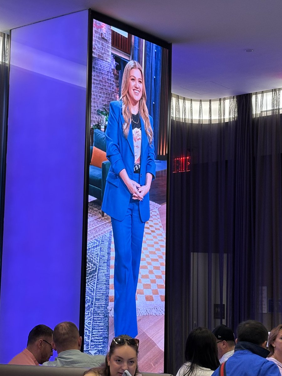 ashleymorgan10's tweet photo. With @kellyclarkson taping the final episode of her talk show today, I wanted to share a few photos from a taping that I attended back in May. Hope everyone at today’s taping has a blast. 

“Make it a great day, and if it's not great, change it.”

#TKCS #Studio6A #30Rock #NYC https://t.co/YJtiicciBR