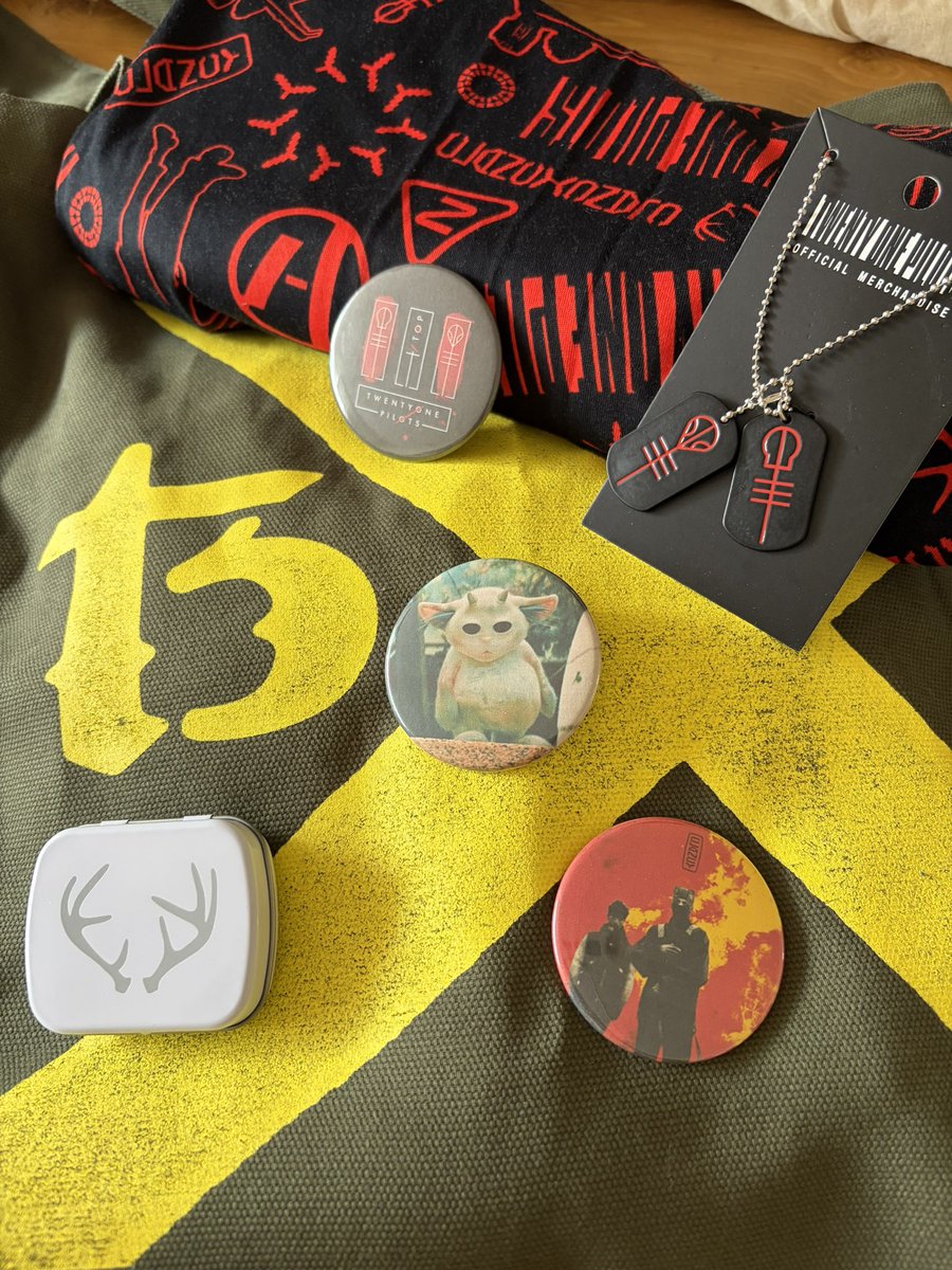TOPQOTD's tweet photo. I have the best friends anyone could have! @nads_in_trench send me this amazing care package as a surprise and I couldn’t love it anymore than I do https://t.co/Z6cslNj7Fd