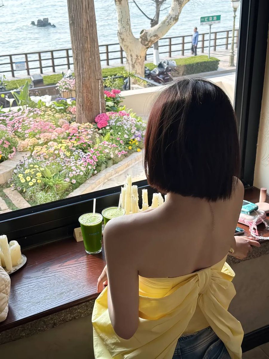 AlexaC384's tweet photo. 逃离领导骚扰第一天，出来放松！没想到脑子里一闪过那些画面，身体就还是会不舒服。这样算反差吗？#新萌 #御姐 #反差秘书 https://t.co/uLSGcTIFeH