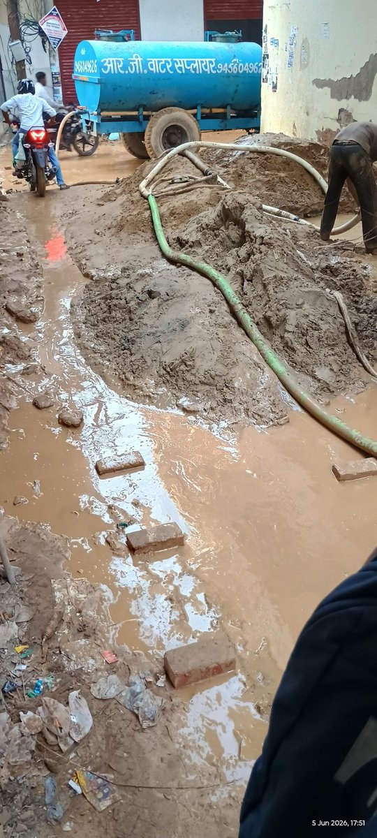 ankit9595's tweet photo. Noida Sec-73 Sarfabad, Street-4

Borewells in MIDDLE OF ROAD. Mud everywhere.

Can't walk, Kids/elderly at risk.

@CeoNoida @noida_authority take action to Stop this illegal digging. @UPGovt
@dmgbnagar
📍Pic: Today
#Noida #Sarfabad https://t.co/pNY9khPVte