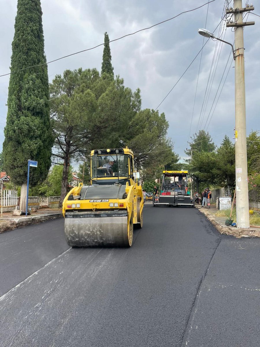 burdurgundem's tweet photo. Halk Plajı Bağlantı Yolunda Asfalt Çalışmaları Tamamlandı

Burdur Belediyesi Fen İşleri Müdürlüğü ekipleri tarafından yürütülen çalışmalar kapsamında, İsmail Boyacıoğlu Caddesi üzerinde bulunan Halk Plajı bağlantı yolunun asfalt kaplama işlemleri tamamlandı.

Vatandaşların ulaşımını daha güvenli ve konforlu hale getirmek amacıyla gerçekleştirilen çalışmaların kısa sürede tamamlanarak hizmete sunulduğu belirtildi. Yolun yenilenmesiyle birlikte bölgede ulaşım kalitesinin artırılması hedefleniyor. @orkunercengiz @ALSAY5