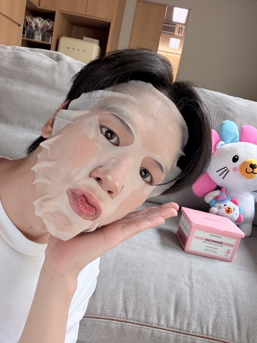 PorschePochi's tweet photo. มีคนมาหาพอร์ชด้วยค้าบทุกคนนนน น้องลาซแวะมาหาพร้อมเอา มาสก์หน้าของ Skintific จาก Lazada 6.6 มาให้พอร์ชใช้ด้วย ใครอยากได้ Link อยู่ข้างล่างเลยค้าบ https://t.co/EOnhaaCPDa