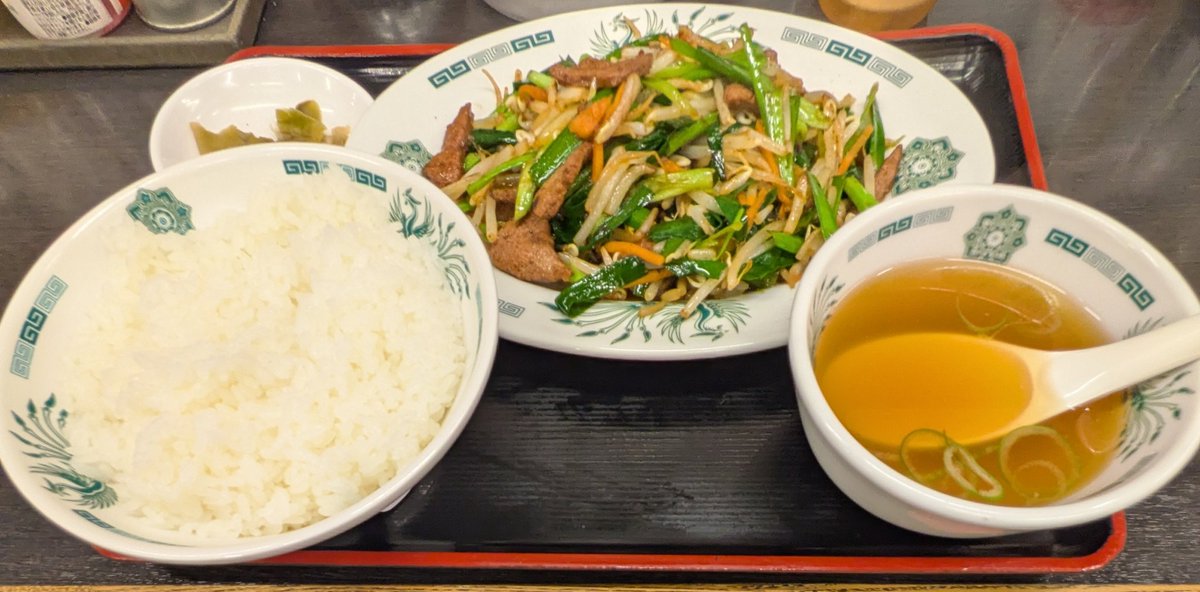 meal_log_'s tweet photo. 今日の夕食は日高屋の『ニラレバ炒め定食』と『三品盛合わせ』。
レバーで鉄分、ニラでビタミンとカロテン、発酵食品のキムチ😋
日高屋も栄養を摂るのに良い店だよね☺
#日高屋 
#ニラレバ炒め
#三品盛合わせ 
#焼き鳥 
#キムチ 
#メンマ https://t.co/8CwmiHI7NM