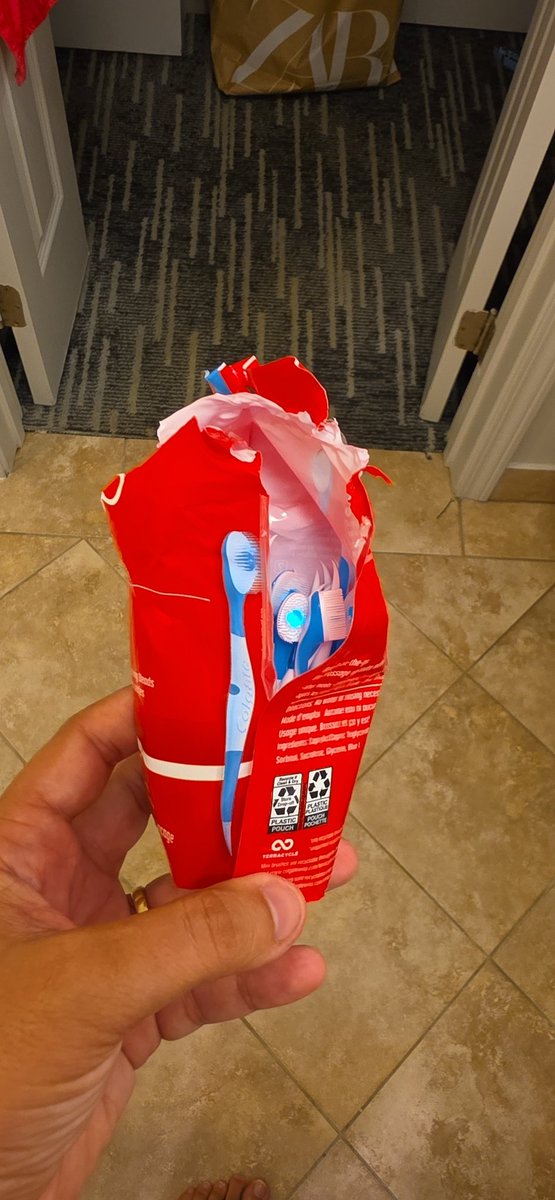 canxsevimli's tweet photo. After opened how am I gonna keep them in the plastic? They will be all over my bag... USE SOME BRAIN @Colgate https://t.co/uzKX4e3JfF