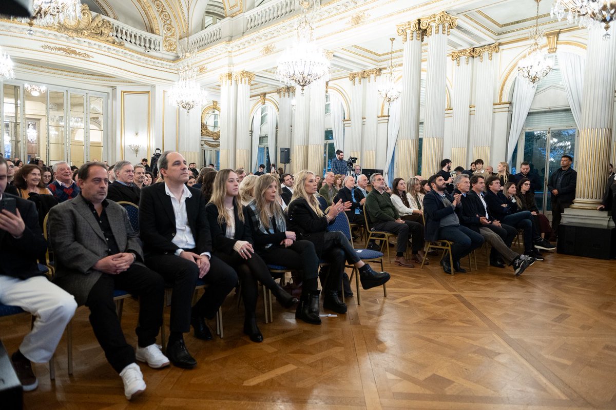 LegisCABA's tweet photo. ♠️ La Legislatura porteña expresó su homenaje por la 76° edición del Campeonato Sudamericano de Bridge 2026 y entregó un diploma a cada uno de los jugadores participantes. 

La competencia, disputada en el CENARD, reunió a los mejores equipos del continente y tuvo una destacada actuación argentina, que se consagró campeona en las categorías Libre, Damas, Mixta y Senior. 🇦🇷🏆