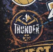 oshapearts's tweet photo. Um produto LICENCIADO pela NBA em parceria com Hellmans e Approve, sendo vendido em lojas OFICIAIS da NBA no Brasil!!!! Foi feito por IA e não tiveram nem a decência de corrigir a Logo do Denver Nuggets que está escrito THUNDER

Tudo isso sendo vendido apenas por R$280!!!!

Como isso foi aprovado eu não tenho a menor ideia, mas esse é o nível que temos de produto da NBA disponíveis no Brasil, fodastico.