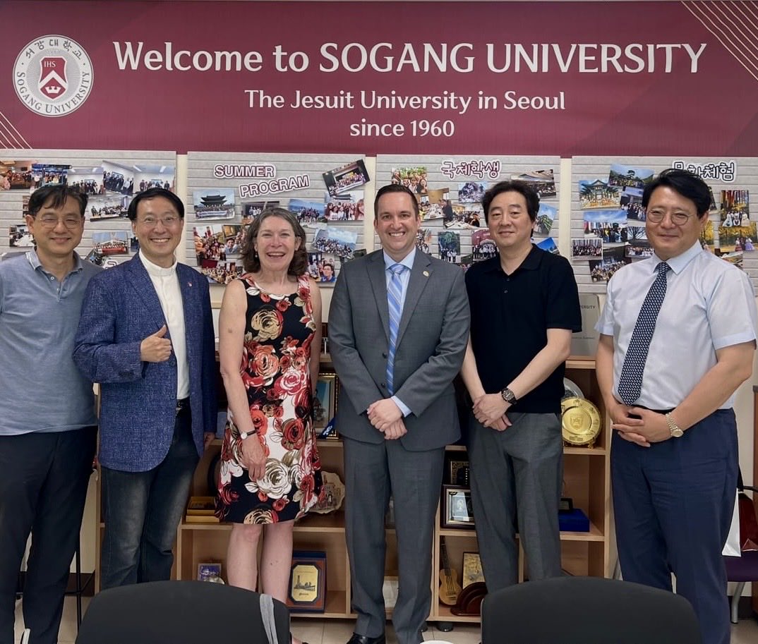 UW_IntlDean's tweet photo. What a great week in Seoul with our Global Gateway students and faculty director, Dr. David Fields, with UW alums who are on the faculty of some of our partner institutions, and with Dean Sambamurthy in celebration of the 125th anniversary of the Wisconsin School of Business! https://t.co/uCnR8M5Mcs