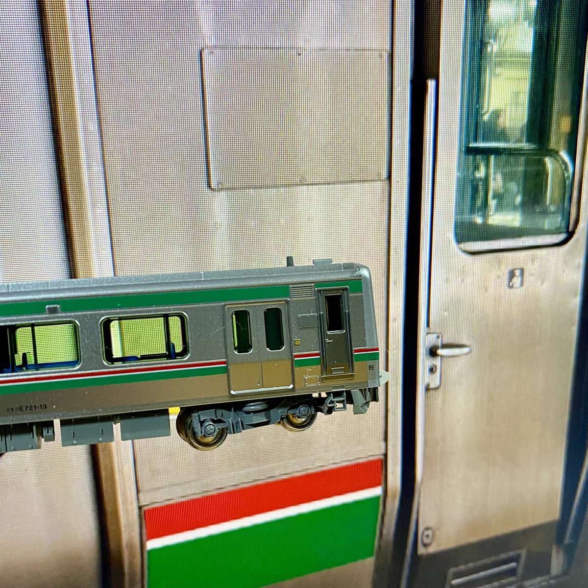sscmodel's tweet photo. 画像1枚目の下のE721系車両が貼ってみた写真です。
あーなんかこんな感じ💡という印象です。

わたし、今回6両セットを買ってないのでモールド無しの方がどうなるのか（黒い印刷がどうなるか）が分からないのですが、1枚あると便利だと思います。
是非お試し下さい。 https://t.co/RI18KsNzOP
