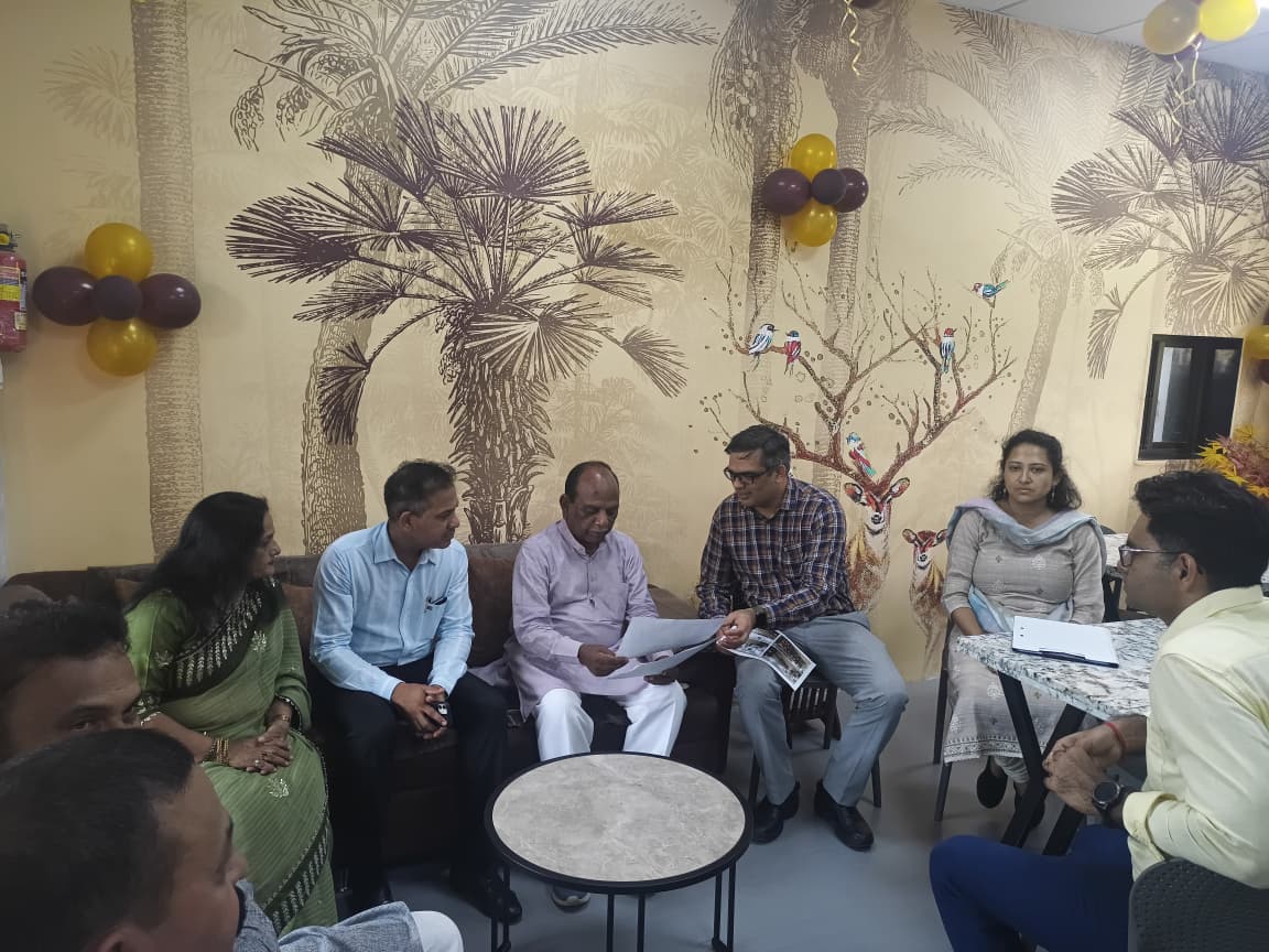 DRMBRCWR's tweet photo. पश्चिम रेलवे के वडोदरा मंडल के भरूच रेलवे स्टेशन पर माननीय सांसद श्री मनसुखभाई वसावा द्वारा आज यात्रिओं के लिए दो नयी सुविधाओं आधुनिक डिजिटल लाउंज एवं कन्वीनियंस स्टोर का उद्घाटन किया गया। 

इस अवसर पर मंडल रेल प्रबंधक श्री राजू भडके तथा रेलवे के अन्य वरिष्ठ अधिकारी, जनप्रतिनिधियों सहित अन्य गणमान्य व्यक्ति उपस्थिति थे।