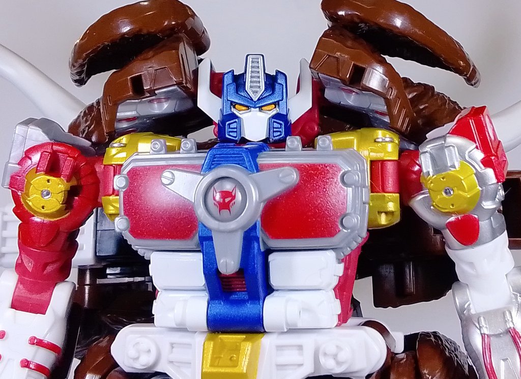 Sousi33869665's tweet photo. 比較、削ることでだいぶ顎を引けるようになったし細くなってシュッとしました、目の上あたりを黒くして瞳を明るめの黄色で塗りなおしたのもかなり効果大ですね😆　＃トランスフォーマー https://t.co/vY2SnlcIro