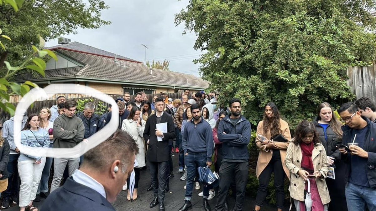 Goalkickingguru's tweet photo. A typical Melbourne home auction. A young Australian couple (circled) up against some of Labor’s  million plus immigrants. Immigration is denying young Australians the ability to buy a home. Negative gearing isn’t the issue, migration is. https://t.co/ek4d7xyRBQ