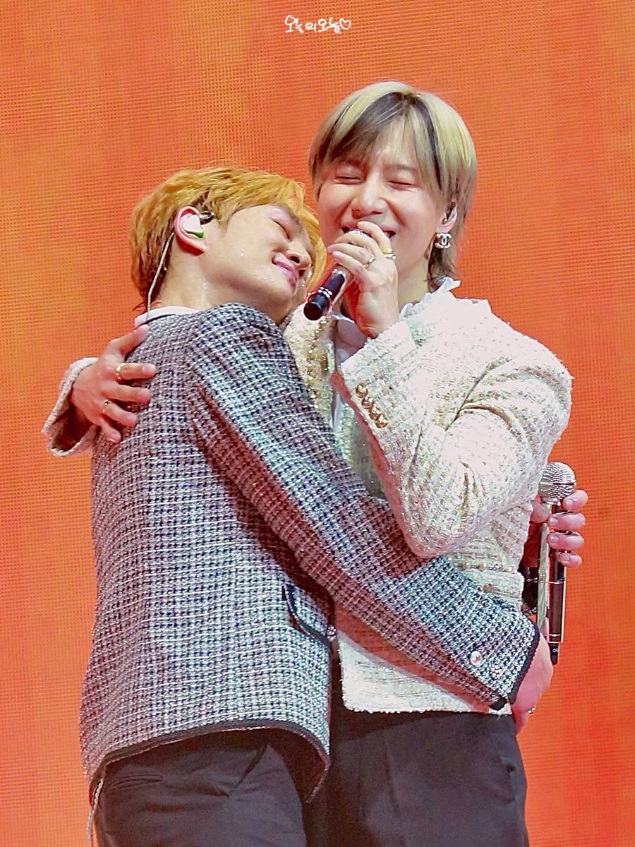 youroddeye's tweet photo. don’t separate my parents (onew&amp;taemin) 🫂 https://t.co/fOLkVO36ng