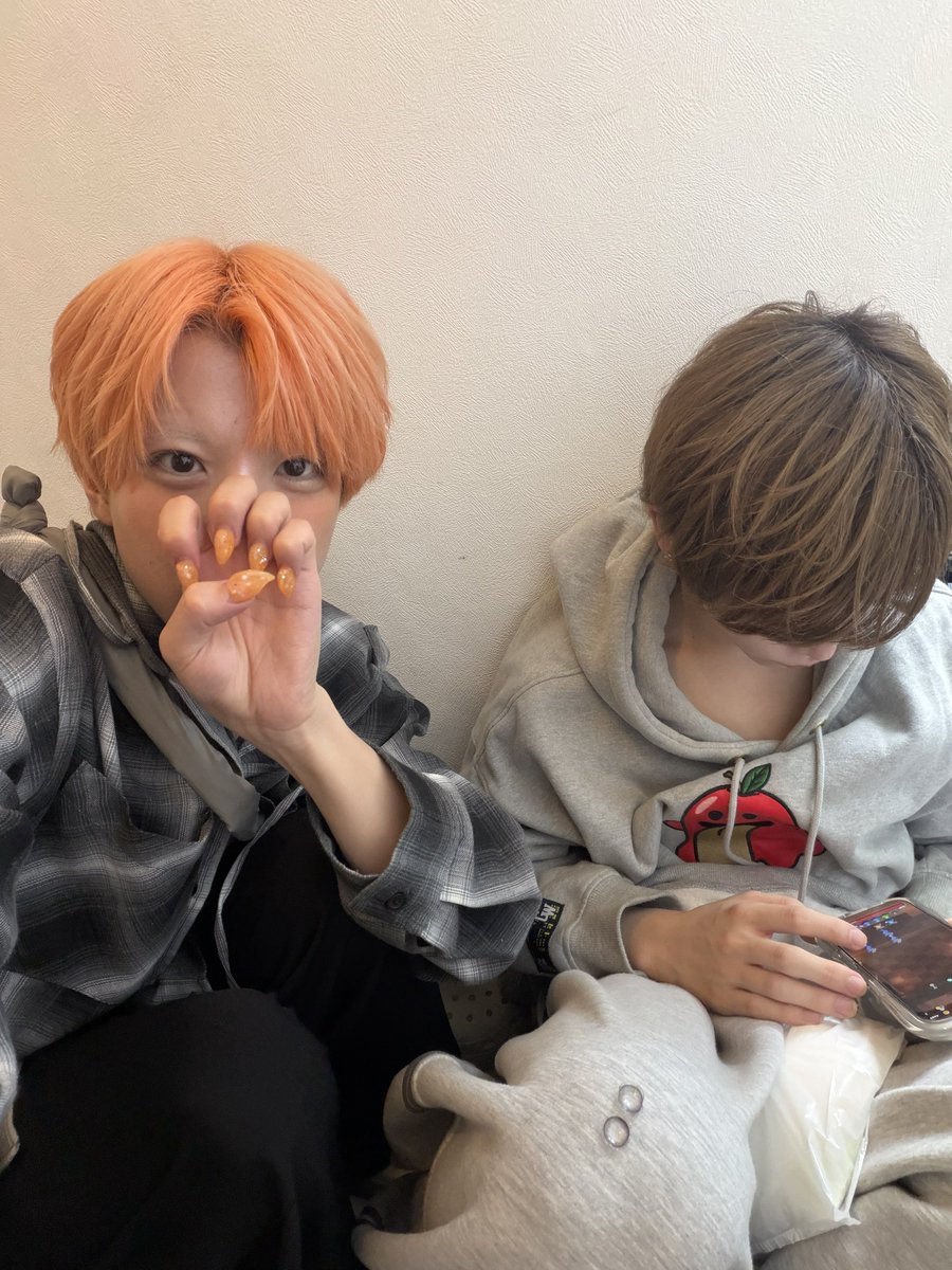 hlhr_hiro's tweet photo. 陽キャって何も考えてないから使用済みのカラコンを膝に置いても怒ってこなくて好き https://t.co/RTjeNTCJNm