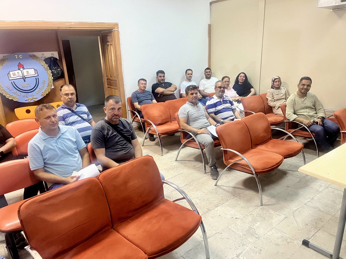 mut_mem's tweet photo. İlçe Millî Eğitim Müdürümüz Sayın Erdal DÖLEK başkanlığında, Şube Müdürümüz Sayın Yakup BAŞAR ve İş Sağlığı ve Güvenliği Uzmanımız Adem YILMAZ’ın katılımıyla, Müdürlüğümüz toplantı salonunda Temel Eğitim Taşıma Merkezi okul müdürlerinin iştirakiyle toplantı gerçekleştirildi. https://t.co/WkNxINifar