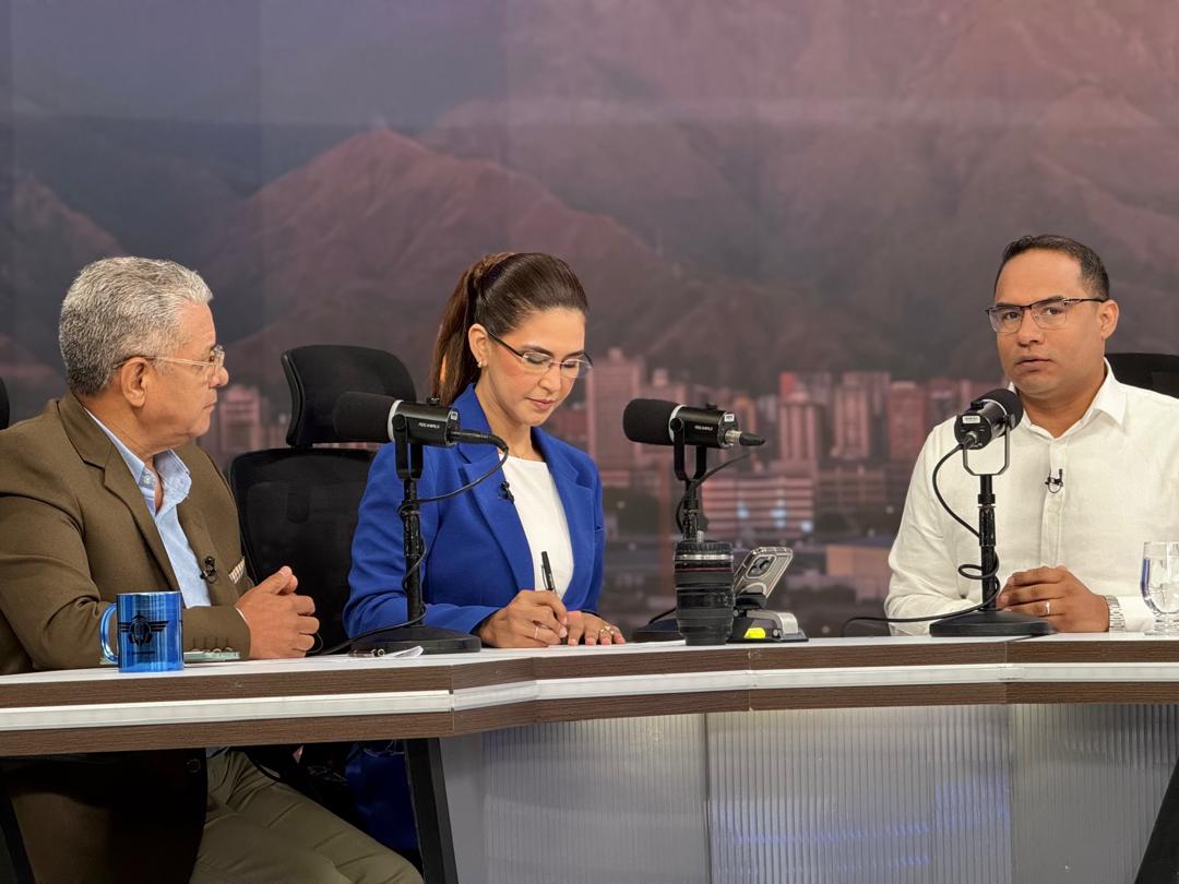 JDEnVictoria's tweet photo. Estuve #AlAire en @VTVcanal8 junto a @pedroyajure y @dahirRal conversando sobre los avances del Motor de la Economía Comunal y la activación del Poder Popular en la agenda económica que lidera la Pdta @delcyrodriguezv. ¡Rumbo a la Consulta Popular del 12 de julio!#PoderPopular https://t.co/I96OUZt7AZ