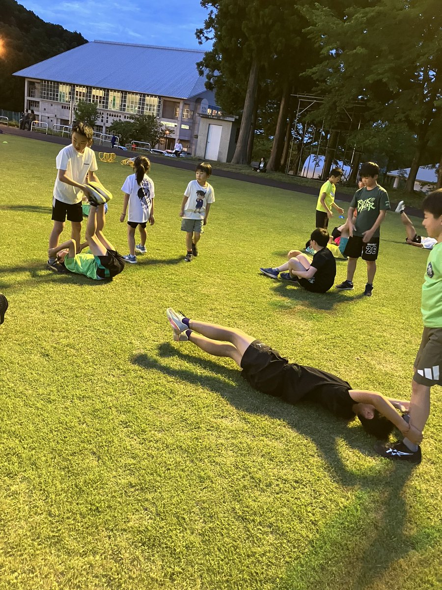 daonda69's tweet photo. プール掃除からのJTC MYOKO！
各学校運動会も終わり、久しぶりに大人数での活動でした。
運動を通して他校との交流ができるのも、当クラブの特徴です。 https://t.co/mxqqgUWMgd