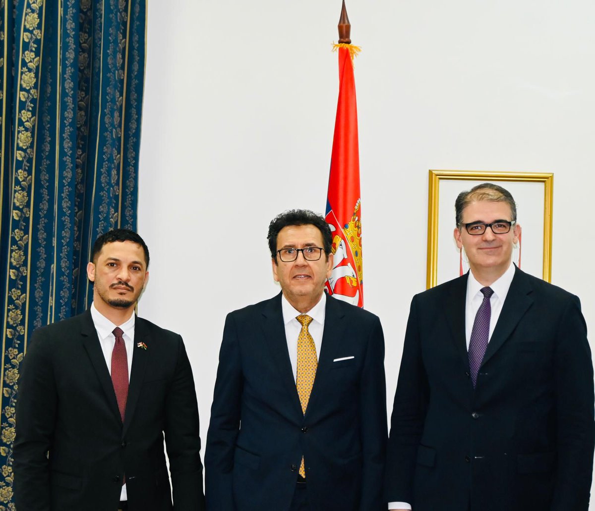 LibyaSRB's tweet photo. في إطار متابعة تنفيذ برامج التعاون الثنائي بين دولة ليبيا 🇱🇾 وجمهورية صربيا 🇷🇸، حضر القائم بالأعمال بالوكالة بالسفارة الليبية لدى جمهورية صربيا اجتماعًا جمع السيد الطاهر حسين، مدير إدارة المراسم العامة بوزارة الخارجية والتعاون الدولي، مع السيد برانكو رادوفانوفيتش، مدير إدارة المراسم بوزارة الخارجية الصربية، وذلك بمقر وزارة الخارجية الصربية في العاصمة بلغراد.

وتناول الاجتماع سبل تعزيز التعاون المؤسسي بين إدارتي المراسم في البلدين، وبحث آليات تبادل الخبرات والتجارب المهنية، بما يسهم في تطوير الأداء والارتقاء بالعمل الدبلوماسي والبروتوكولي وفق أفضل الممارسات والمعايير الدولية.

كما أكد الجانبان أهمية مواصلة التنسيق والتشاور والبناء على ما تحقق من نتائج إيجابية في إطار الاتفاقيات ومذكرات التفاهم الموقعة بين البلدين، بما يعزز علاقات الصداقة والتعاون بين دولة ليبيا وجمهورية صربيا، ويدعم آفاق الشراكة الثنائية في مختلف المجالات.

📍 بلغراد – جمهورية صربيا
🗓 5 يونيو 2026م

#وزارة_الخارجية_والتعاون_الدولي #حكومتنا #حكومة_الوحدة_الوطنية #إدارة_المراسم_العامة #التعاون_الليبي_الصربي