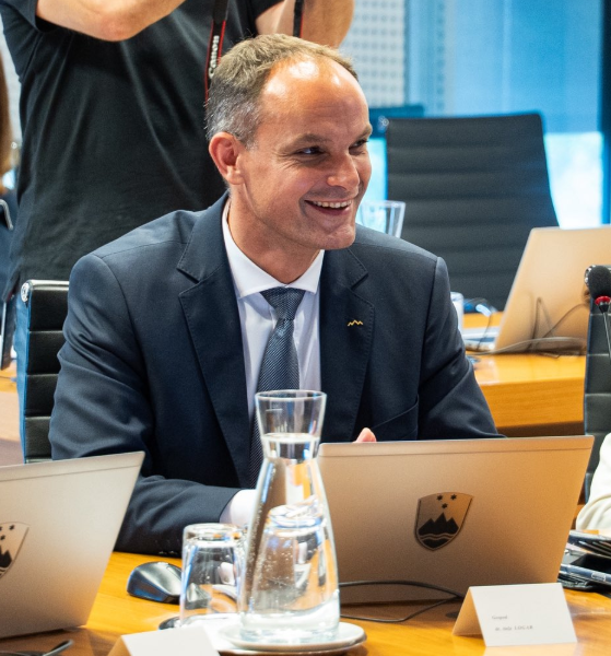 ALogarSDS's tweet photo. Ni ga lepšega od sedenja na ministrskem stolu v družbi svojih najdražjih!💛💙
V Sloveniji je znova zasijalo rumeno sonce na modrem nebu (oz. bo jutri, danes še dežuje). https://t.co/ChsGp05Ruk