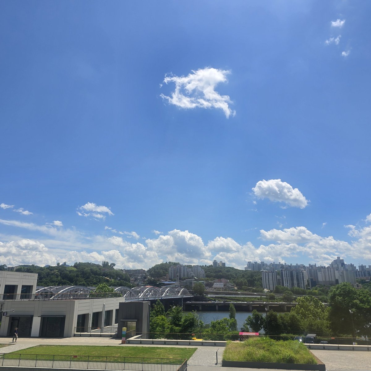 lingpopo389368's tweet photo. #NodeulIsland #天氣 #氣溫 #採光 #真的太犯規了
今天真的忍不住要狂發照片欸⋯📷✨ https://t.co/nZdH71U8lv