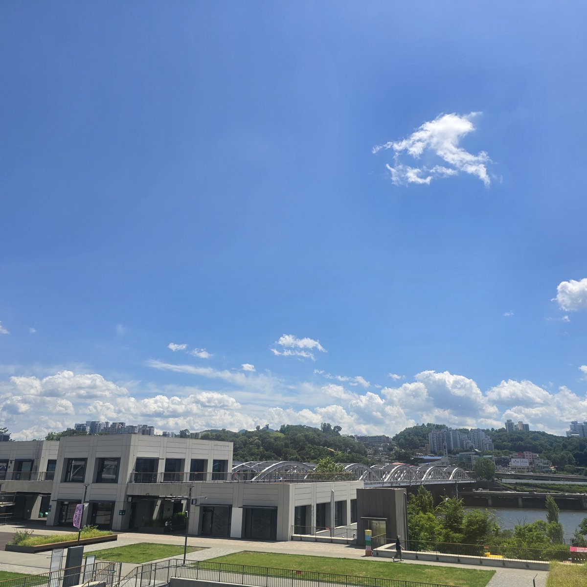 lingpopo389368's tweet photo. #NodeulIsland #天氣 #氣溫 #採光 #真的太犯規了
今天真的忍不住要狂發照片欸⋯📷✨ https://t.co/nZdH71U8lv
