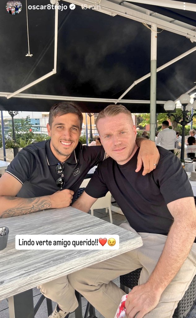 AmaroJonay's tweet photo. ⚡ ¿Qué es el rayismo hecho en jugadores? 

♥️ Pocas fotos podrían superar a esta historia de Óscar Trejo y Alberto García. 

🥹 Siempre que los veo juntos, se me viene a la cabeza el ascenso en Montilivi. Que noche tan mágica para ambos en tiempos que fueron complicados. https://t.co/ULO2VjQtI2