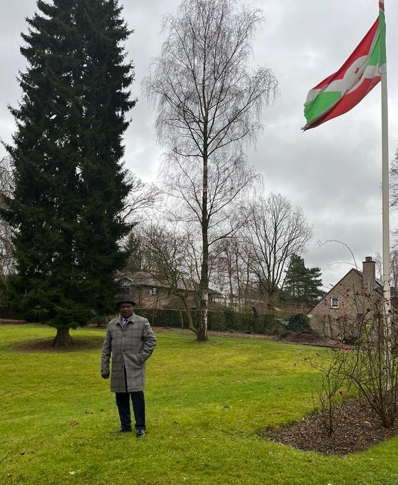 DeepSearchBdi's tweet photo. Son Excellence @NtahirajaThren1 figure parmi les patriotes qui portent haut les couleurs du #Burundi et contribuent, par leur engagement et leur leadership, à faire rayonner notre pays dans le concert des Nations. https://t.co/12WxAJE2r1