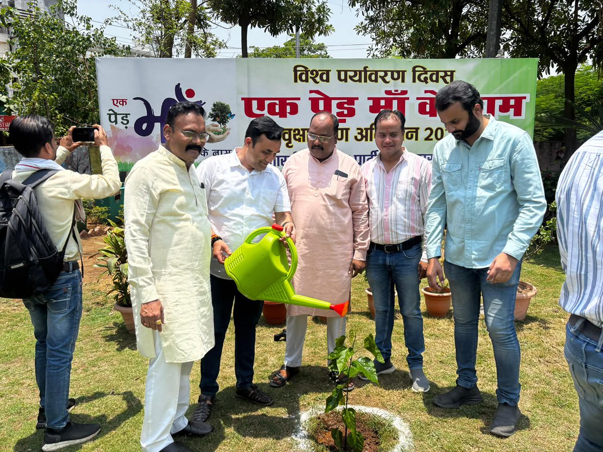 yogeshbilouhan's tweet photo. 🌱 5 जून "विश्व पर्यावरण दिवस" पर भाजपा संभागीय कार्यालय रानीताल में आयोजित पौधारोपण कार्यक्रम में उपस्थित हुआ।
इस अवसर पर यशस्वी प्रधानमंत्री श्री @narendramodi जी के संकल्प से प्रेरित होकर "एक पेड़ माँ के नाम" लगाया एवं पर्यावरण संरक्षण अपनी ज़िम्मेदारी निभाने का संकल्प लिया। https://t.co/BK2seXDu2g